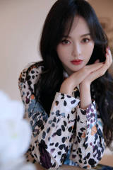 唐嫣穿碎花短裙美腿修长 笑意盈盈优雅又甜美