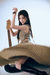 吴宣仪格子连衣裙气质甜美 手拿吉他化身摇滚少女