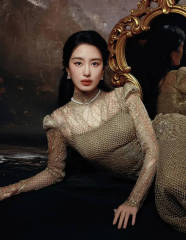 杨采钰穿鎏金长裙古典大气 躺在镜子前红唇吸睛