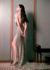 宋茜穿亮片露背裙性感美艳 四肢纤细锁骨诱人