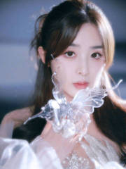 张含韵一身白裙化身优雅白天鹅 看向远方眼神温柔