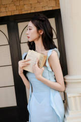 张艺凡穿淡蓝长裙温柔娇俏 抬眸浅笑慵懒又松弛