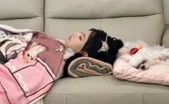 程潇分享剧组随拍照！穿古装抱着宠物狗玩耍好惬意