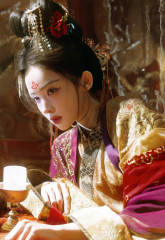 古力娜扎紫金古风裙配花钿 冷艳破碎气质清冷