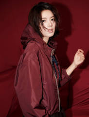 赵今麦穿运动外套又甜又酷 眼神沉静尽显优雅大气