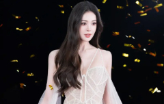 新疆美女太养眼！娜扎穿白色轻纱吊带裙纯欲感拉满