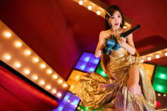 彭小苒穿抹胸礼裙明艳夺目 复古发夹点缀俏皮贵气