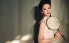 陈都灵穿刺绣旗袍身姿曼妙 手抚发丝尽显古典美