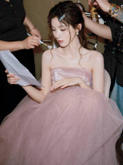 张予曦身着粉色抹胸矜贵甜美 纱裙轻扬灵动又闪耀