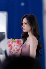 娜扎穿立体花饰粉裙手捧花束 甜笑灿烂侧颜精致