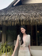 乔欣晒马尔代夫旅拍笑容灿烂 手拿饮料灵动可爱