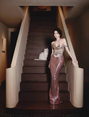 白鹿穿抹胸裙身材凹凸有致 回眸一笑尽显神秘魅惑