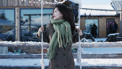 章若楠在雪地里荡秋千笑容甜美 长发微卷清冷温柔