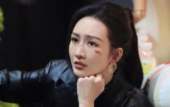 王鸥一身黑衣飒爽帅气 脸上化擦伤妆楚楚可怜