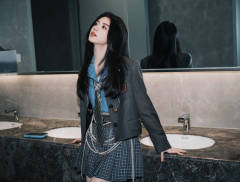 鞠婧祎穿制服短裙露出纤细美腿 眼神撩人热辣纯真