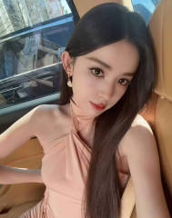 娜扎穿裸色挂脖长裙甜媚温柔 车内慵懒侧颜超迷人