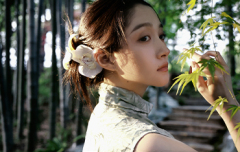 关晓彤竹林大片曝光！穿素色旗袍裙气质优雅迷人