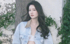 李沁穿印花抹胸短裤秀身材 打扮清凉迎接炎热夏日