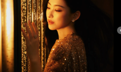 朱珠鎏金亮片花朵裙温婉成熟 浓艳红唇优雅端庄