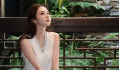 张慧雯穿白色长裙置身古院 清雅温婉宛如白月光
