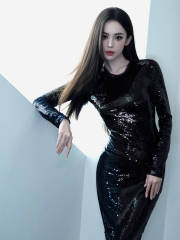 娜扎穿黑紧身裙勾勒曼妙身姿 性感腰臀曲线超吸睛