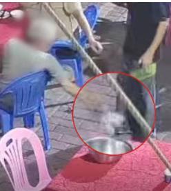 白发男子付款时扔钱是自取其辱