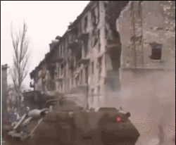 亚速钢铁厂外，俄军装甲车猛烈开火