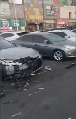 警方通报男子撞9辆车后弃车逃逸 肇事者已被抓获