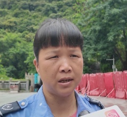深圳梧桐山“老虎涧”暴涨成瀑布 驴友冒险引担忧