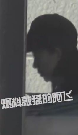 张小斐开豪车独自喝咖啡 爆红后被曝住千万豪宅