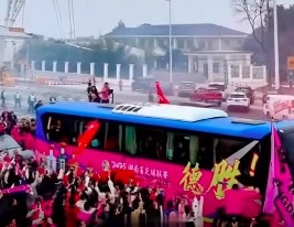 湘超常德队凯旋 警车开道全城欢呼