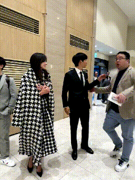 宋仲基夫妇出席妹妹婚礼 凯蒂在宋仲基面前显得小鸟依人