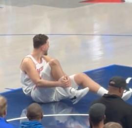 刚复出就倒下！申京抢篮板踩到加福德90度严重崴脚下场治疗