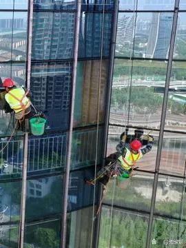 工人高空作业副绳疑似被割断 安全底线遭挑战