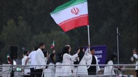 المپیک ۲۰۲۴ پاریس – عبور کاروان ایران از روی رودخانه سن