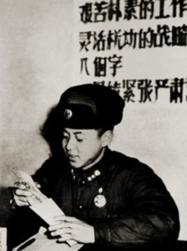 1960年8月，辽阳地区遭受洪灾，雷锋拿出100元钱捐给灾区人民