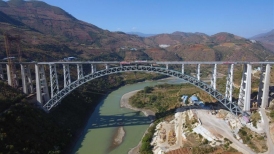 La construcción del puente de arco del tren Dali-Ruili sobre el río Nujiang