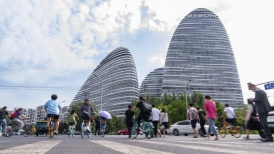 Los residentes de Beijing que trabajan en el distrito financiero regresan a las oficinas