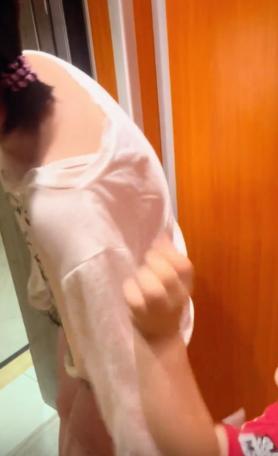 姐姐穿露肩装，弟弟奋力跳起帮整理 暖男弟弟引发热议