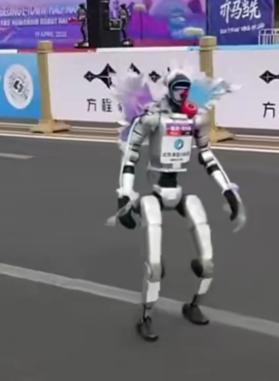 跑者第一视角狂追机器人直呼太快了 人机共跑趣事多