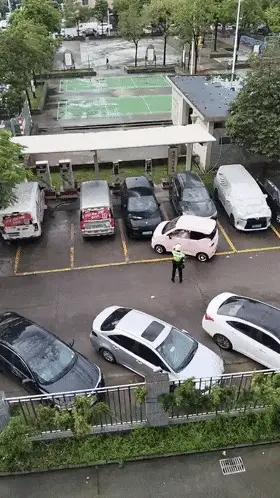 充电位被占用 司机持灭火器连砸多车