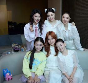 甜馨小酒窝走秀 养成系女儿同台闪耀
