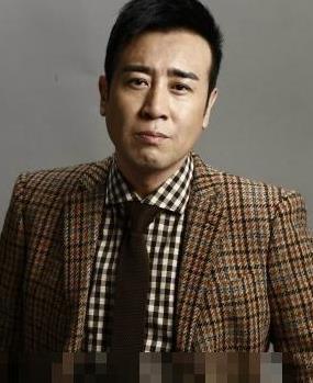 暴瘦50斤只为演年轻刑警？53岁于和伟才是叔圈大佬，从不怕比身材