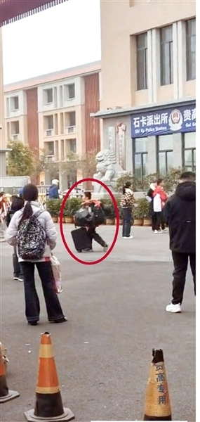 校长回应扁担少年走红 勤俭节约显担当