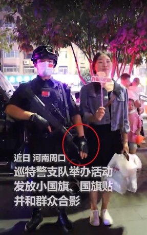 暖心！特警捂枪口下蹲与小女孩合影