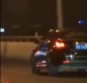 交警回应快速路上司机双脚悬窗外