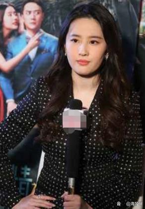 35岁刘亦菲和36岁杨幂站在一起,我才豁然开朗,美人在骨不在皮