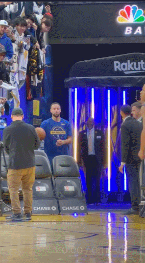 库里复出首秀惊天一投,球员通道超远全场三分抡进,热身环节震撼全场!