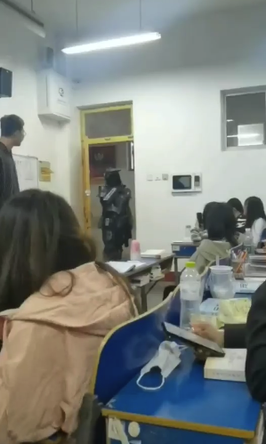 高手在民间！学生穿铠甲上课吓退教师 