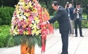 马英九和台湾青年一行在广州拜谒黄花岗七十二烈士墓